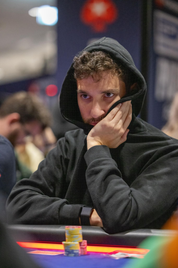 Como manter o foco durante longas sessões de poker online